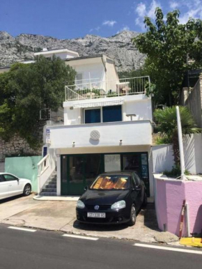 Family friendly apartments with a swimming pool Brela, Makarska - 22910
